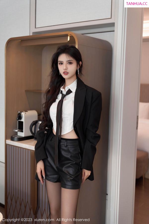 李浅浅  [XiuRen]高清写真图 2023.10.25 No.7560 浅浅Danny 黑丝美腿第14张图片